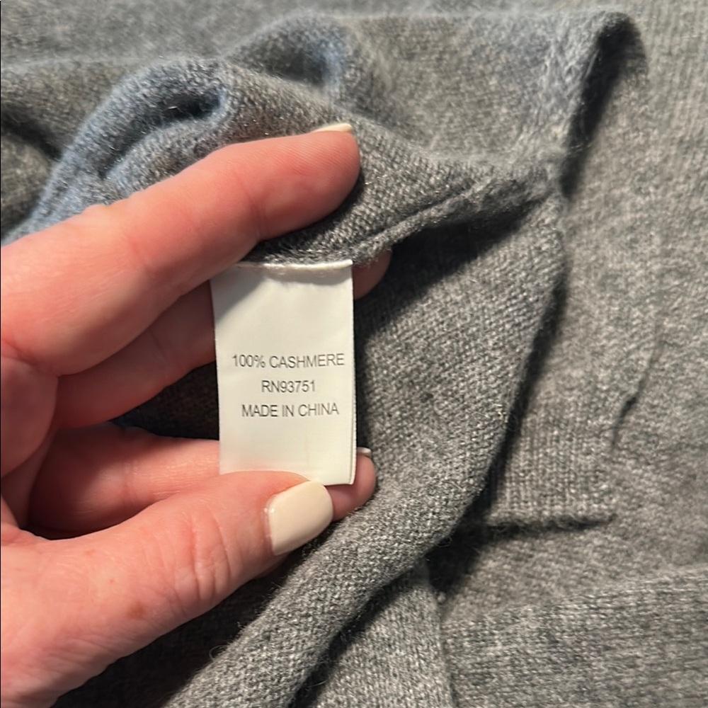 V-Neck Women's Cashmere Sweater - Picture 6 of 6